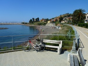 spiaggia e pista ciclopedonale lunga km 25